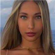 Profesora de inglés imparte clases de refuerzo